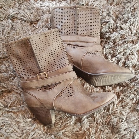 Shoes - Bke sole booties